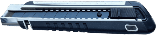 46-scalpel-18mm Profesionalni skalpel 18mm omogućuje precizno i sigurno rezanje materijala u građevinskim i obrtničkim radovima.